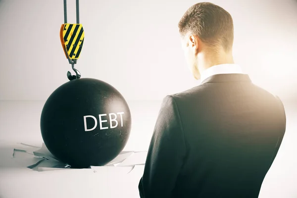 Concepto de deuda. Triste hombre de negocios con bola de demolición — Foto de Stock