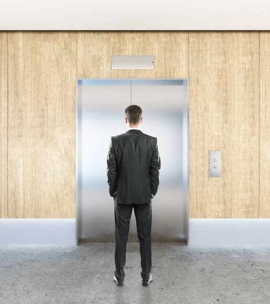 Muž v interiéru s výtahem — Stock fotografie