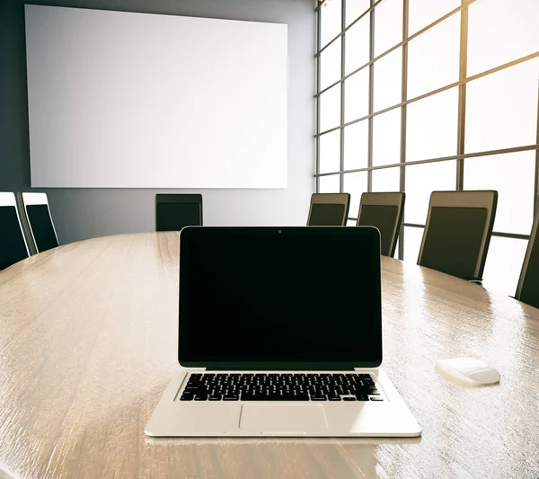 Laptop em branco e cartaz — Fotografia de Stock