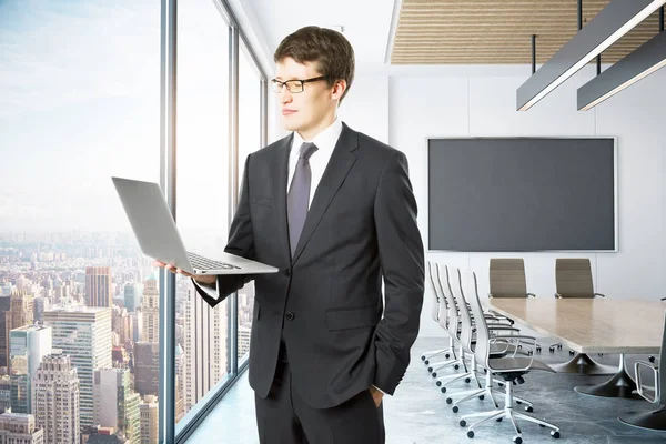 Mann benutzt Laptop im Konferenzraum — Stockfoto