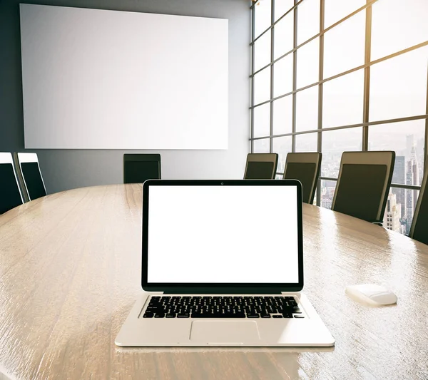 Laptop branco em branco na mesa de conferência — Fotografia de Stock