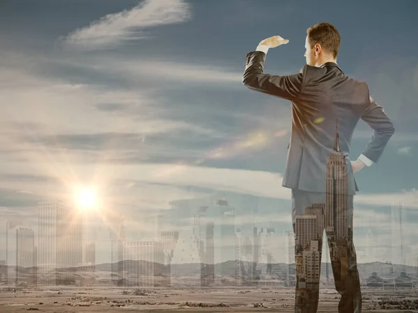 Uomo d'affari che guarda in lontananza sullo sfondo astratto della città con la luce del sole. Concetto di ricerca. Doppia esposizione — Foto Stock