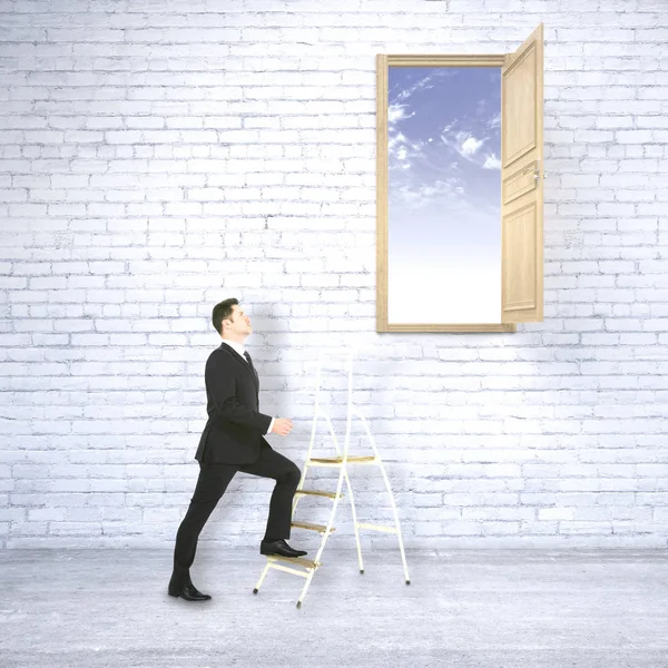 Homme d'affaires en brique blanche échelle d'escalade intérieure menant à ciel bleu vif. Concept de réussite. Rendu 3D — Photo