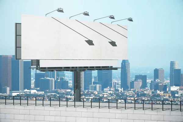 Pusty biały billboard — Zdjęcie stockowe