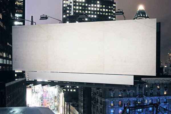 Пустой белый рекламный щит — стоковое фото