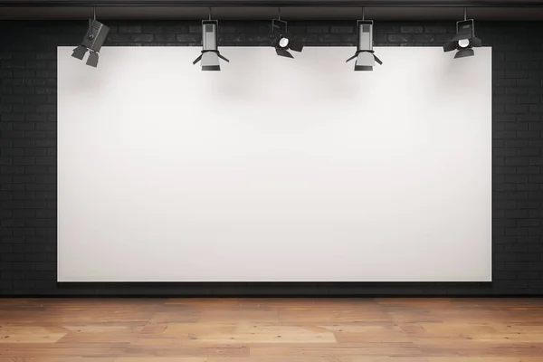 Бланк билборда в комнате с черной стеной, прожекторами и деревянным полом. Мокировка, 3D-рендеринг — стоковое фото