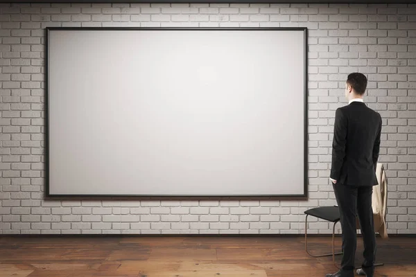 Mann blickt auf leere Plakatwand — Stockfoto