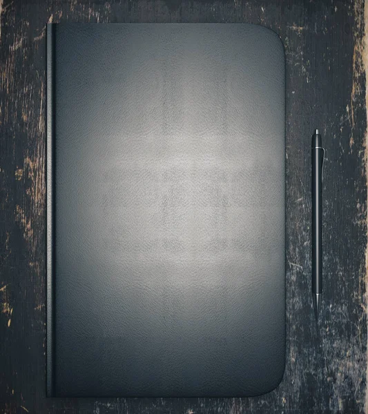 Вид зверху закритого чорного блокнота і ручки на дерев'яному тлі у віці. Макет вгору, 3D рендеринг — стокове фото