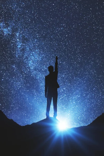 Visão traseira do homem de negócios no espaço estendendo a mão para as estrelas. Conceito de sonhos — Fotografia de Stock