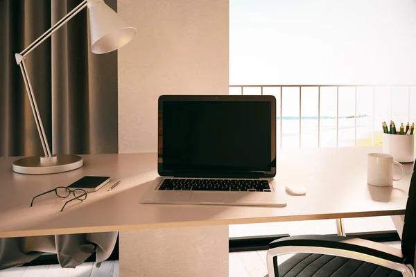 Portátil en blanco en la habitación . — Foto de Stock