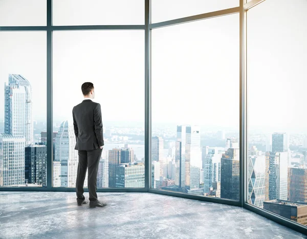 Businessman in room — Stockfoto