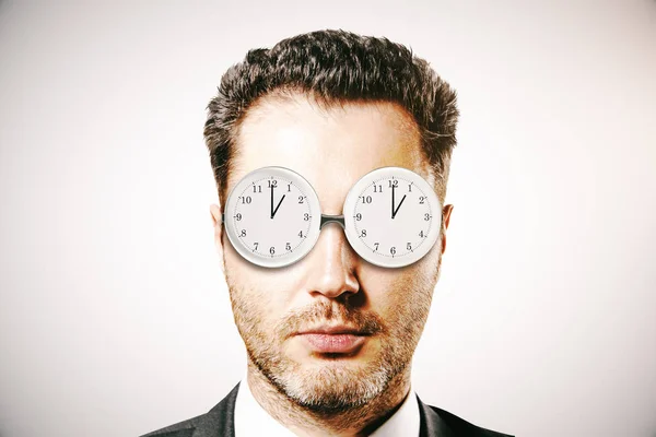 Hombre de negocios con gafas abstractas reloj — Foto de Stock