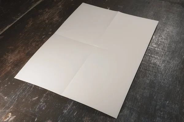 Papel branco na superfície de madeira — Fotografia de Stock
