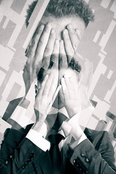 Uomo d'affari coperto il viso con le mani — Foto Stock