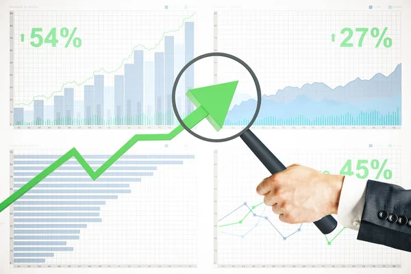 Mano con lupa sobre flecha verde ascendente. Gráficos de negocio y antecedentes. Concepto de investigación — Foto de Stock