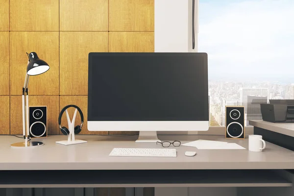 Desk met lege computer — Stockfoto