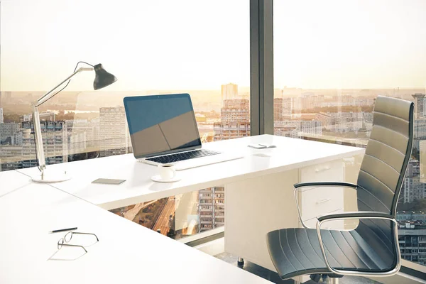Área de trabalho do escritório com laptop em branco no interior com vista panorâmica da cidade e luz do dia. Preparem-se, 3D Rendering — Fotografia de Stock