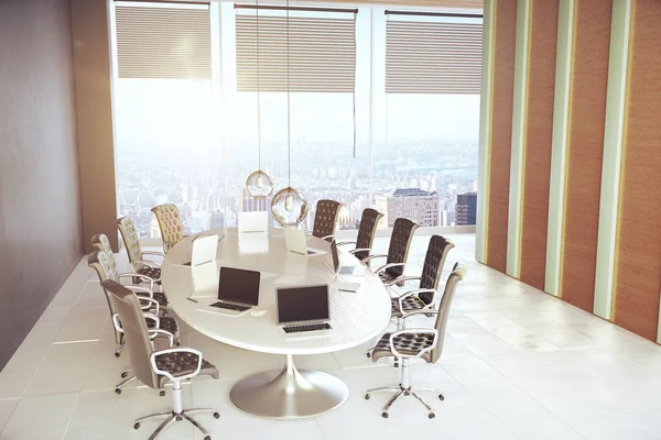 Sala de reuniões com vista para a cidade — Fotografia de Stock