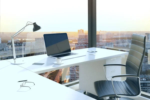 Mesa de escritório com laptop em branco no interior com vista panorâmica da cidade e luz do dia. Preparem-se, 3D Rendering — Fotografia de Stock