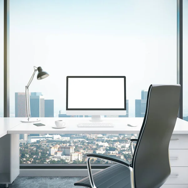 Office tabel met lege computer — Stockfoto