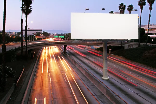 Вид спереду на порожній білий щит в нічному місті. Концепція реклами. Макет вгору, 3D рендеринг — стокове фото