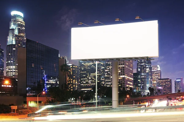 Oldalnézetből a üres fehér billboard éjszakai város. Kiskereskedelmi koncepció. Modell akár 3d-leképezés — Stock Fotó