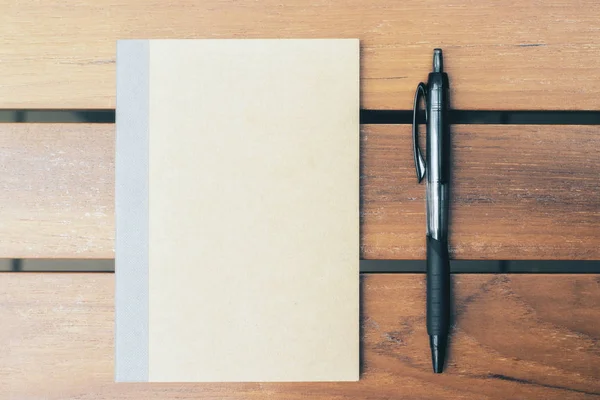 Buku salinan dan pena kosong — Stok Foto