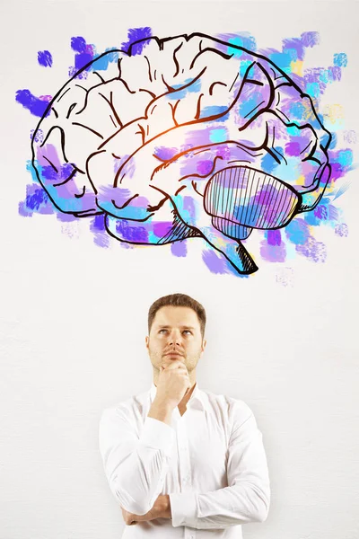 Retrato de um jovem atencioso sobre fundo de concreto com esboço cerebral. Conceito de brainstorming — Fotografia de Stock