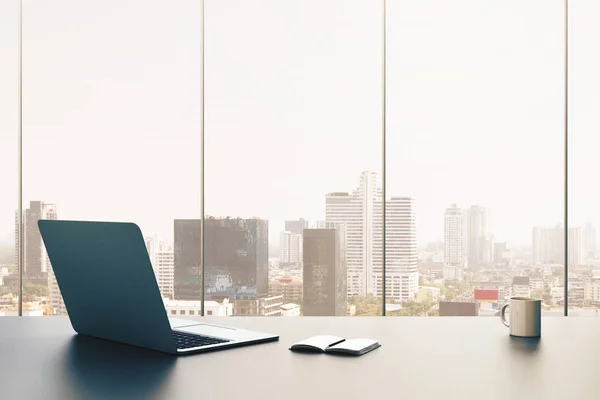 Čelní pohled office desktop s otevřenou laptop, Poznámkový blok a šálek kávy na panoramatickým výhledem na pozadí. 3D vykreslování — Stock fotografie