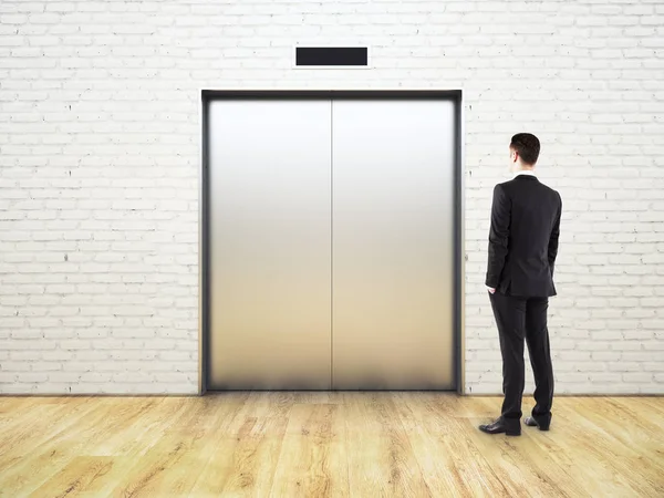 Nachdenklicher Mann blickt auf Aufzug — Stockfoto