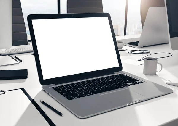Laptop branco em branco na mesa de escritório — Fotografia de Stock