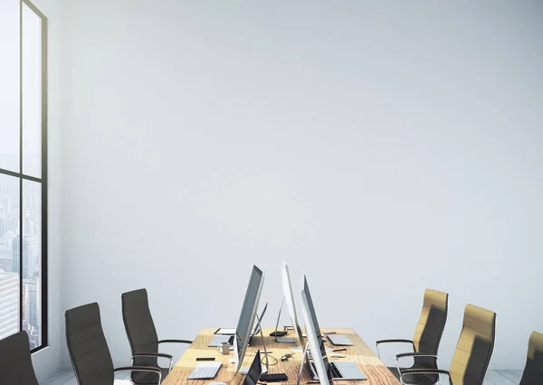 Sala de reuniones con pared en blanco — Foto de Stock