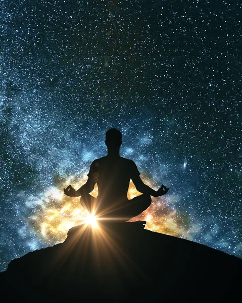 Rückansicht eines meditierenden Mannes auf einem Berggipfel. Weltraum-Hintergrund. zen-Konzept — Stockfoto