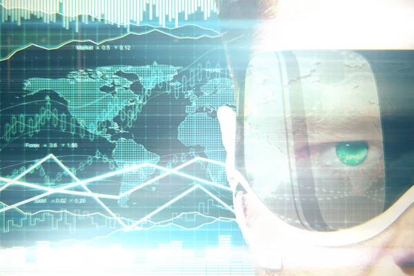 Close up van zakenman in virtual reality bril op groene forex grafiek achtergrond. Financiën concept — Stockfoto