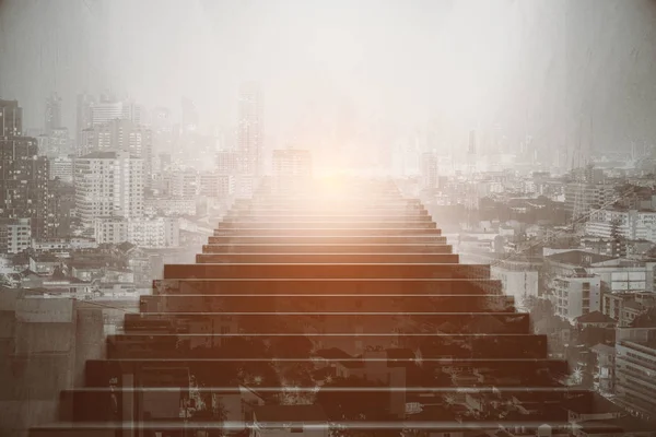 Vista frontal de la escalera sobre fondo abstracto brillante de la ciudad. Concepto de éxito. Doble exposición — Foto de Stock