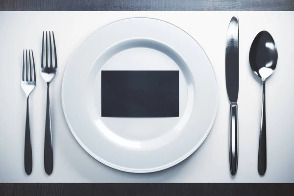 Geschirr mit schwarzer Visitenkarte — Stockfoto