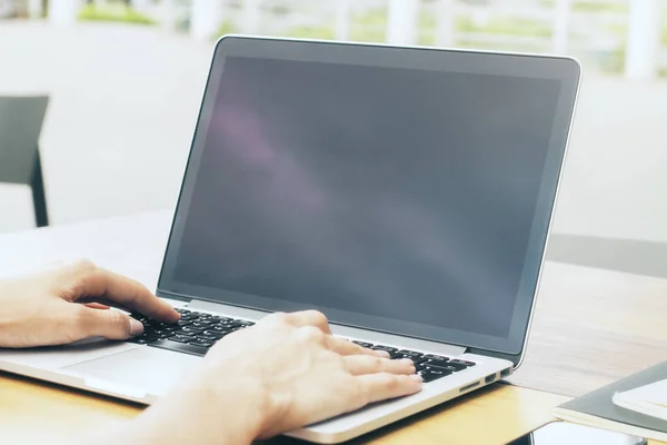 Vrouw met laptop — Stockfoto