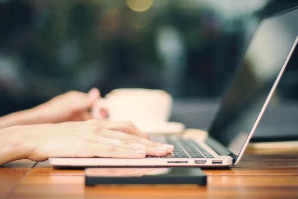 Vrouw met laptop kant — Stockfoto