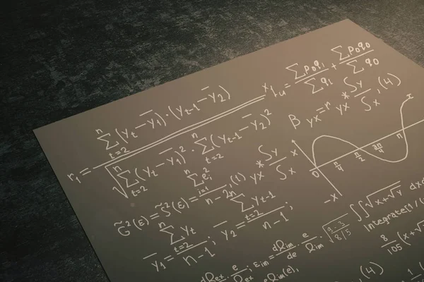 Gros plan de la feuille de papier noir avec des formules mathématiques placées sur un bureau sombre. Concept scientifique. Rendu 3D — Photo