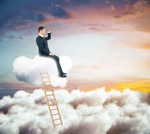 Vista lateral de un joven hombre de negocios sentado en una escalera de nube abstracta y mirando a la distancia. Concepto de liderazgo — Foto de Stock