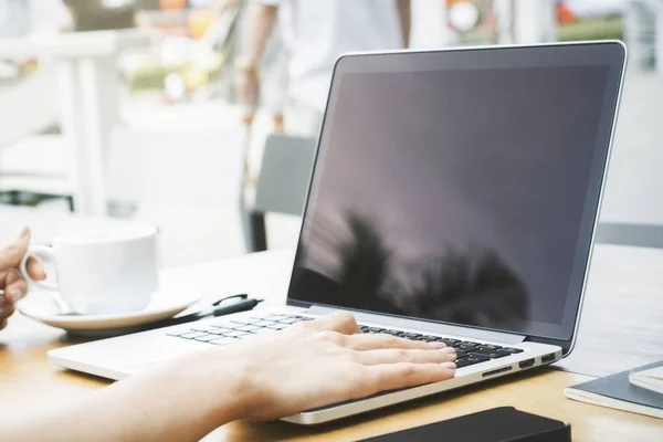 Meisje met laptop — Stockfoto