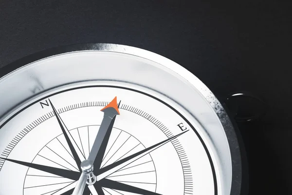 Close up van zilveren kompas op donkere ondergrond. Exploratie concept. 3D-rendering — Stockfoto