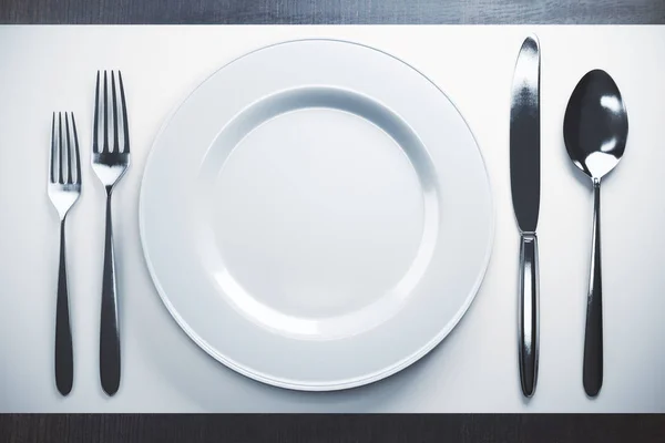 Пустая тарелка и столовые приборы — стоковое фото