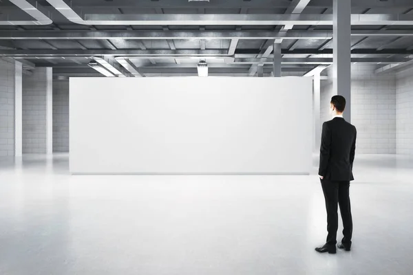 Geschäftsmann blickt auf leeres Whiteboard — Stockfoto