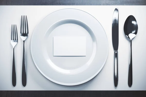 Beyaz kart ile Dinnerwear — Stok fotoğraf