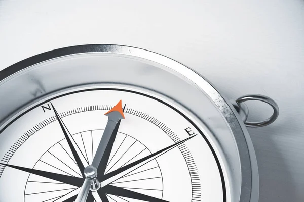 Close up van zilveren kompas op lichte ondergrond. Reizende concept. 3D-rendering — Stockfoto