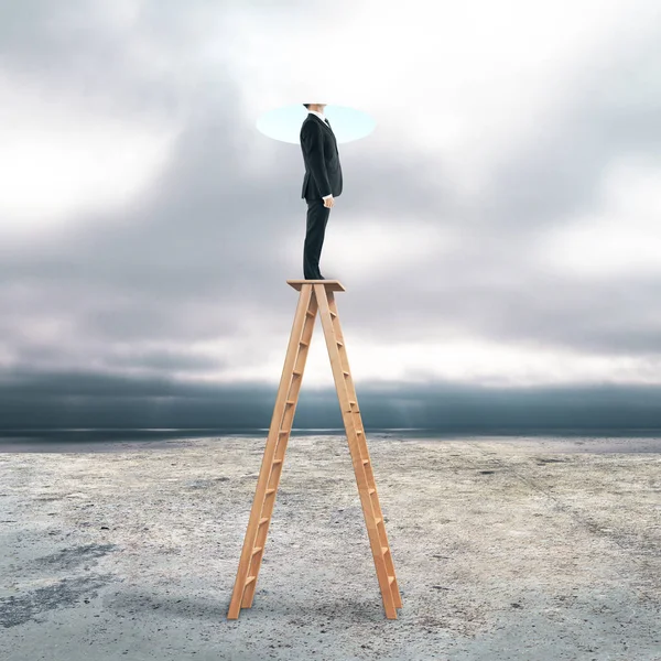 Zakenman op abstract ladder op zoek naar heldere gat. Saaie hemelachtergrond. Succes concept — Stockfoto