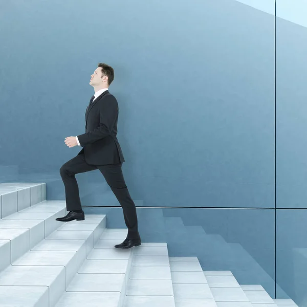 Вид сбоку на молодого бизнесмена, поднимающегося по бетонной лестнице. Концепция роста. 3D рендеринг — стоковое фото