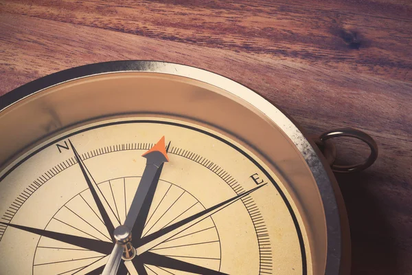 Close up van amber kompas op houten oppervlak. Richting concept. 3D-rendering — Stockfoto