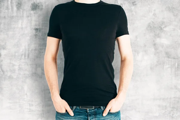 Alkalmi férfi fekete póló elöl — Stock Fotó